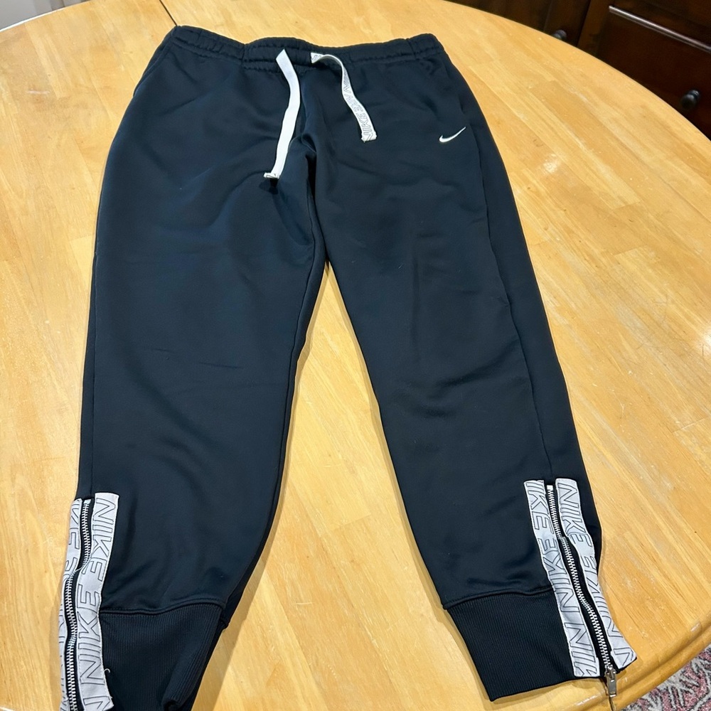 Nike joggers, black, women’s large, no snags